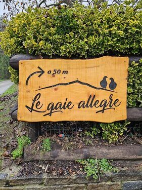 Il cartello che indica il parcheggio della country house